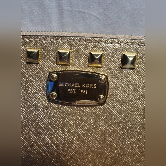Michael Kors Large Wristlet Saffiano Stud Gold Leather Gold Zip - Picture 3 of 8